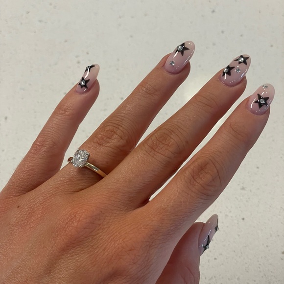 Gorgeous engagement ring! - Picture 5 of 7